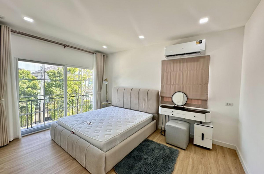 House with Shared Pool in Bangnatrad 